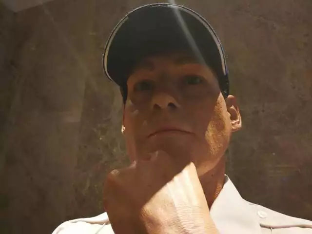 凌厲的眼神流轉(zhuǎn)，目光如炬，手掌的青筋清晰暴出，歲月的紋路無(wú)情橫亙——樹(shù)脂雕塑《站崗》