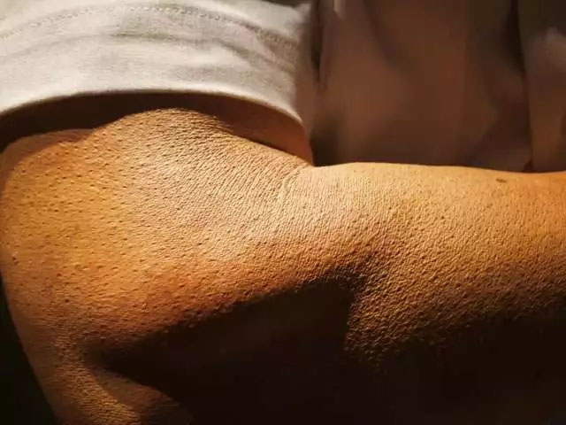 雞皮疙瘩、老年斑、皺紋、皮膚曬后顏色處理等等細(xì)節(jié)——樹(shù)脂雕塑《站崗》