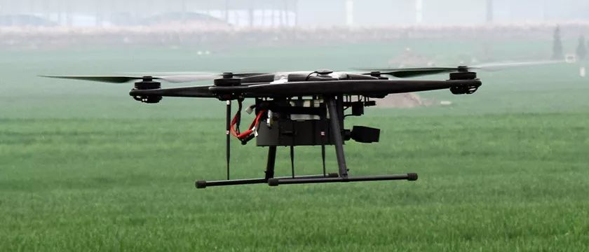 碳纖維復(fù)合材料在快遞無(wú)人機(jī)領(lǐng)域應(yīng)用發(fā)展?jié)摿薮? /></p>
<p> </p>
<p>針對(duì)這些難題，除了通過(guò)優(yōu)化設(shè)計(jì)和更高品質(zhì)的電池系統(tǒng)外，<strong>通過(guò)使用輕量化材料減輕無(wú)人機(jī)自重也是一個(gè)有效的解決方案</strong>。以挪恩復(fù)材為國(guó)內(nèi)某無(wú)人機(jī)企業(yè)定制的無(wú)人機(jī)外殼為例，<strong>整個(gè)殼體采用<a href=