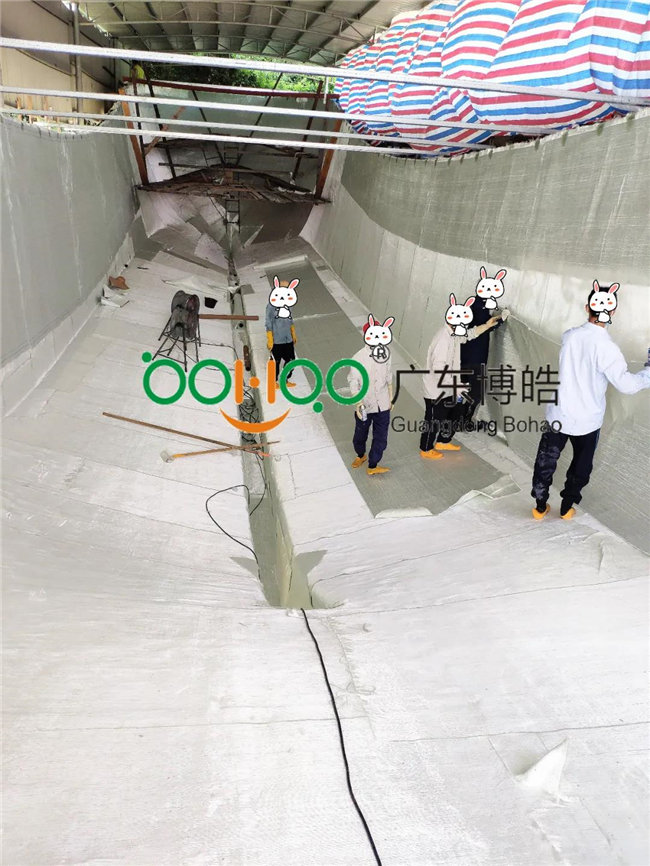 待膠衣指干后,根據需求進行纖維增強材料鋪層