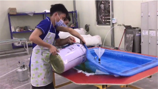 新型VPI硅膠真空成型工藝流程:倒入樹脂