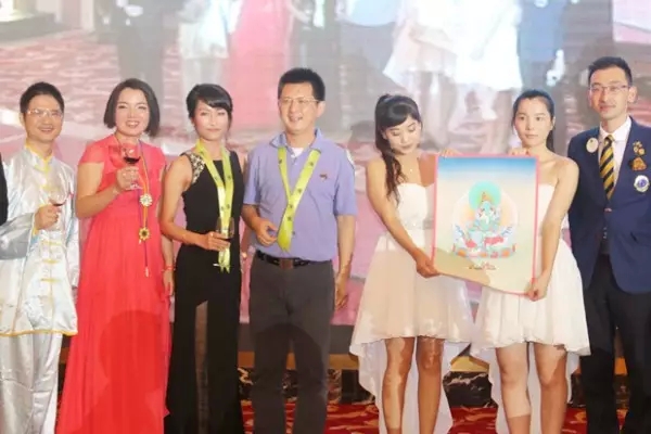 作品《唐卡》拍得善款18萬(wàn)元！