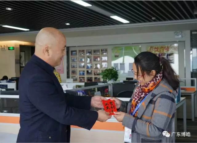 博皓的男神們?cè)谕獯颢C,博皓的女神們?cè)诩壹徔棧谶@個(gè)美好的日子里感恩您的默默支持,祝您節(jié)日快樂(lè)!