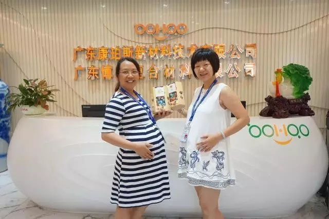 博皓家庭里銷售精英賴姐(左)和客服部黃經(jīng)理(右),兩位既是精明干練的職場女精英,同時也是熱心關(guān)愛博皓家人的優(yōu)雅媽媽